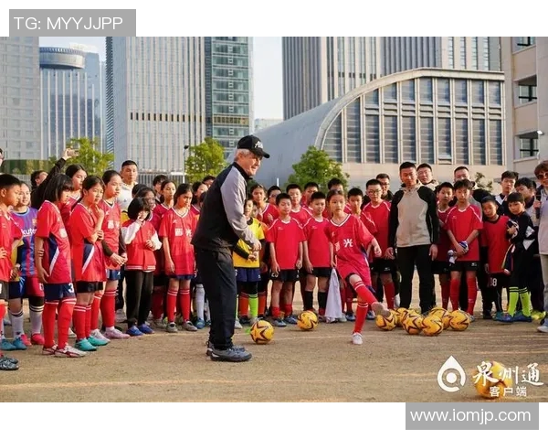 足球明星的儿女们同框大赏展现运动世家的风采与魅力