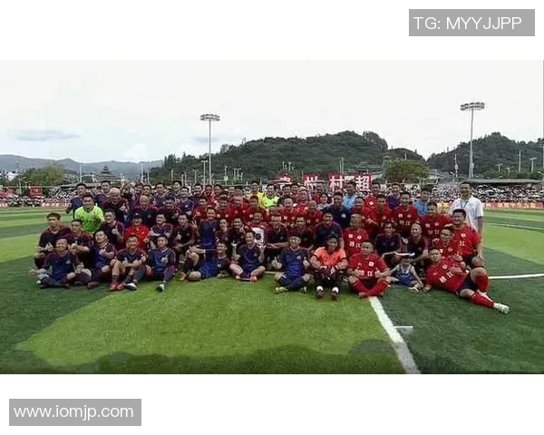 足球明星齐聚一堂热情加油排队瞬间展现团结与激情的精彩画面